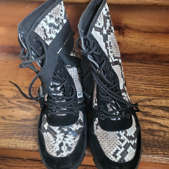 Stylish Black and Snake Print Women's Boots - Picture 9 of 9